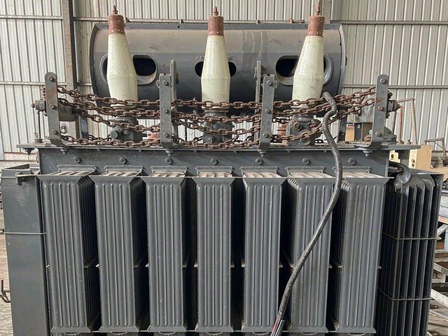 珠海工厂变压器回收现场，油浸式电力变压器外观实拍