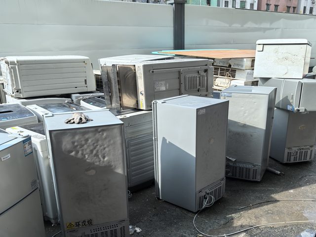 佛山家电拆解料回收现场的废旧冰箱洗衣机空调混合