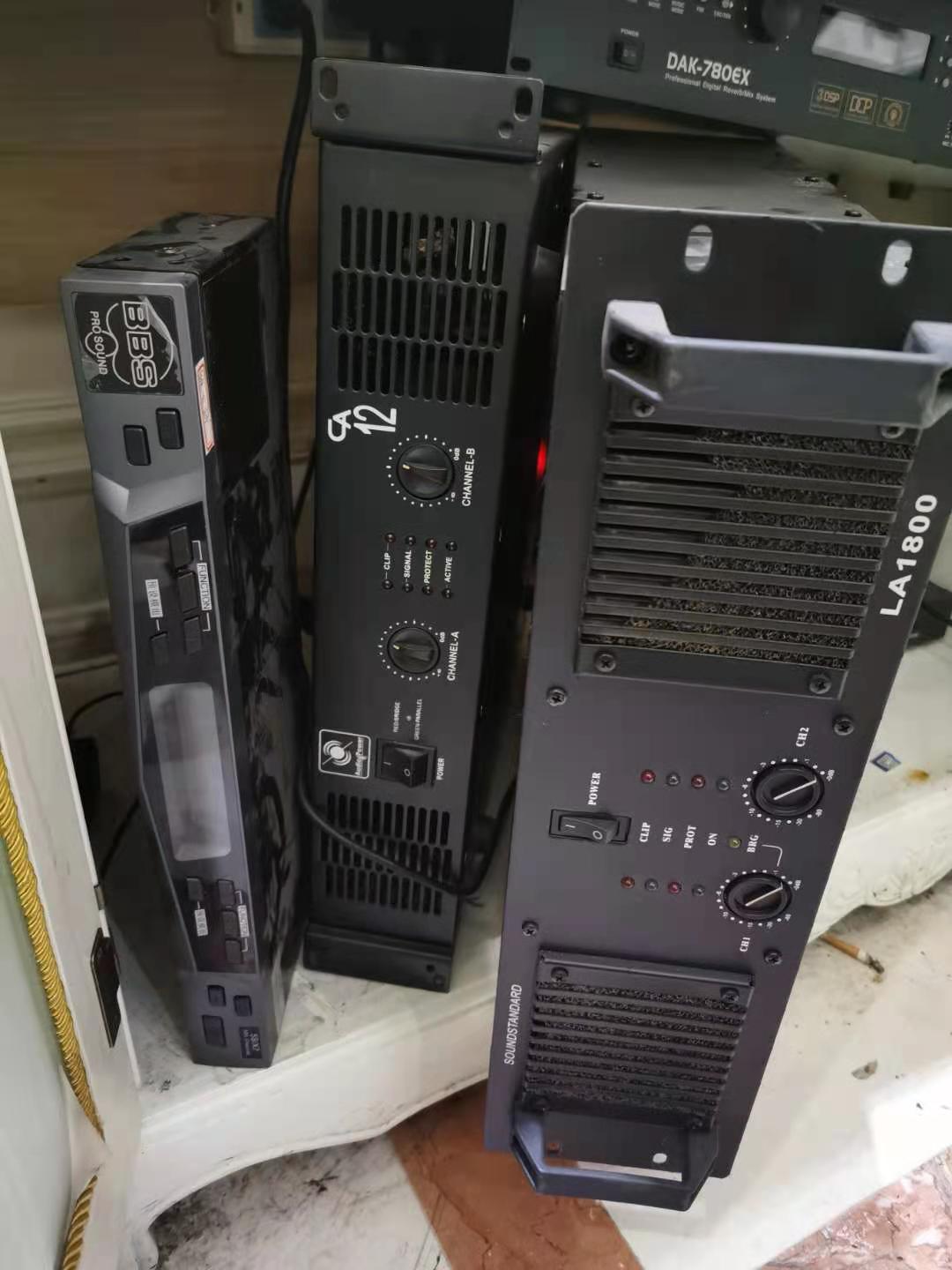 阳江KTV设备回收现场，包房音响与卡座沙发待估价